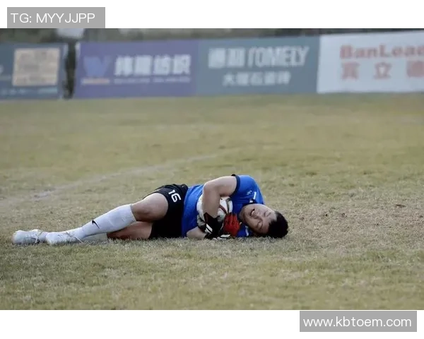 收到足球礼物的快乐时光与亲友共度的美好瞬间